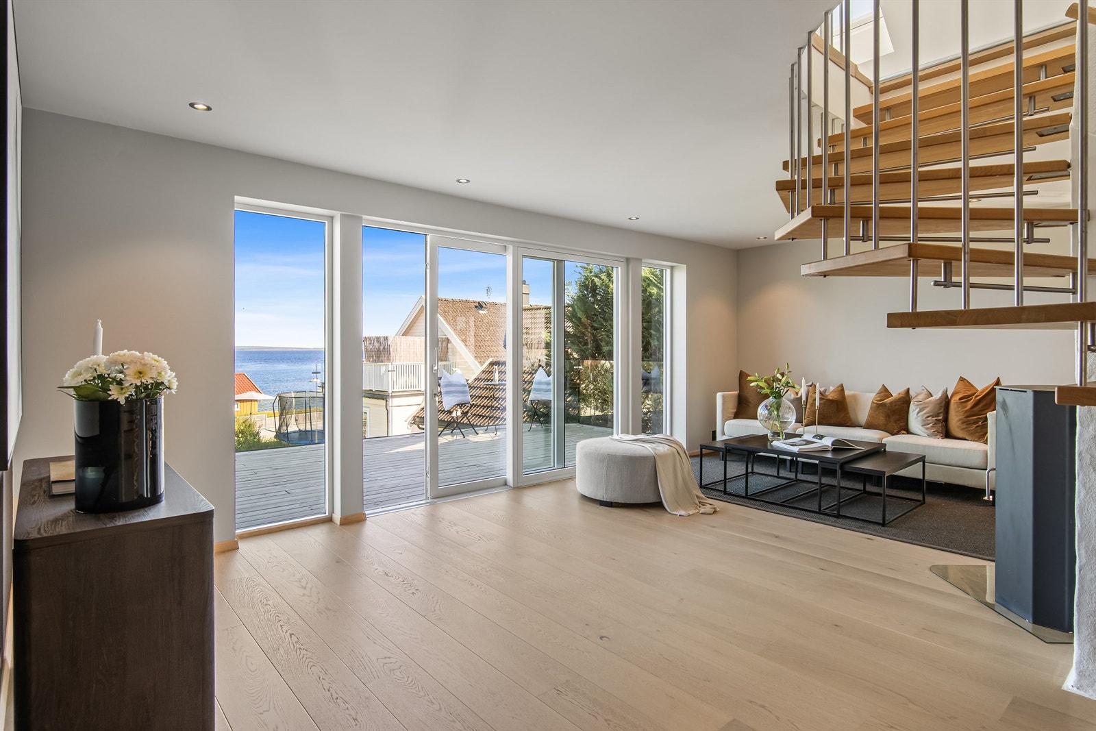 Stuen har utgang til en fantastisk veranda med nydelig utsikt. Galleribilde