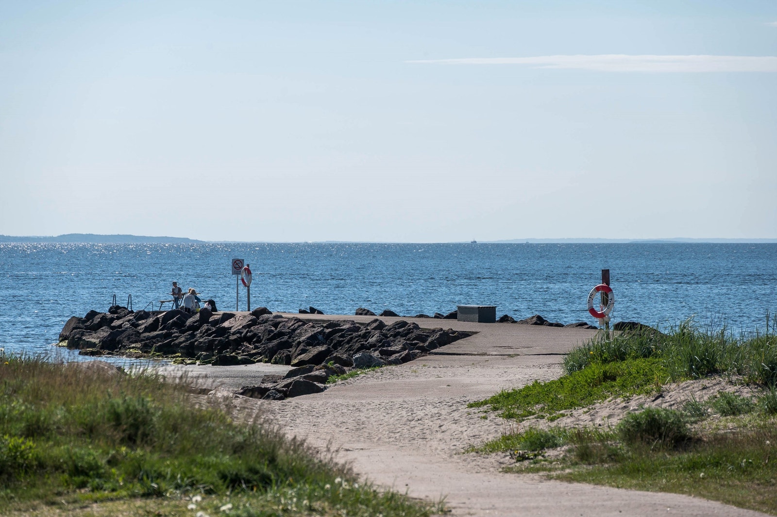 Rikelig med strender og badeplasser i gangavstand fra boligen. Galleribilde