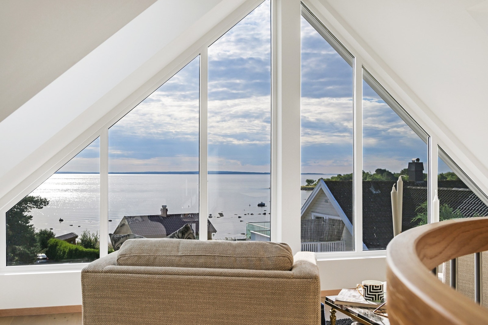 Rommet får rikelig med dagslys gjennom store vindusflater på vegg og i taket. Galleribilde