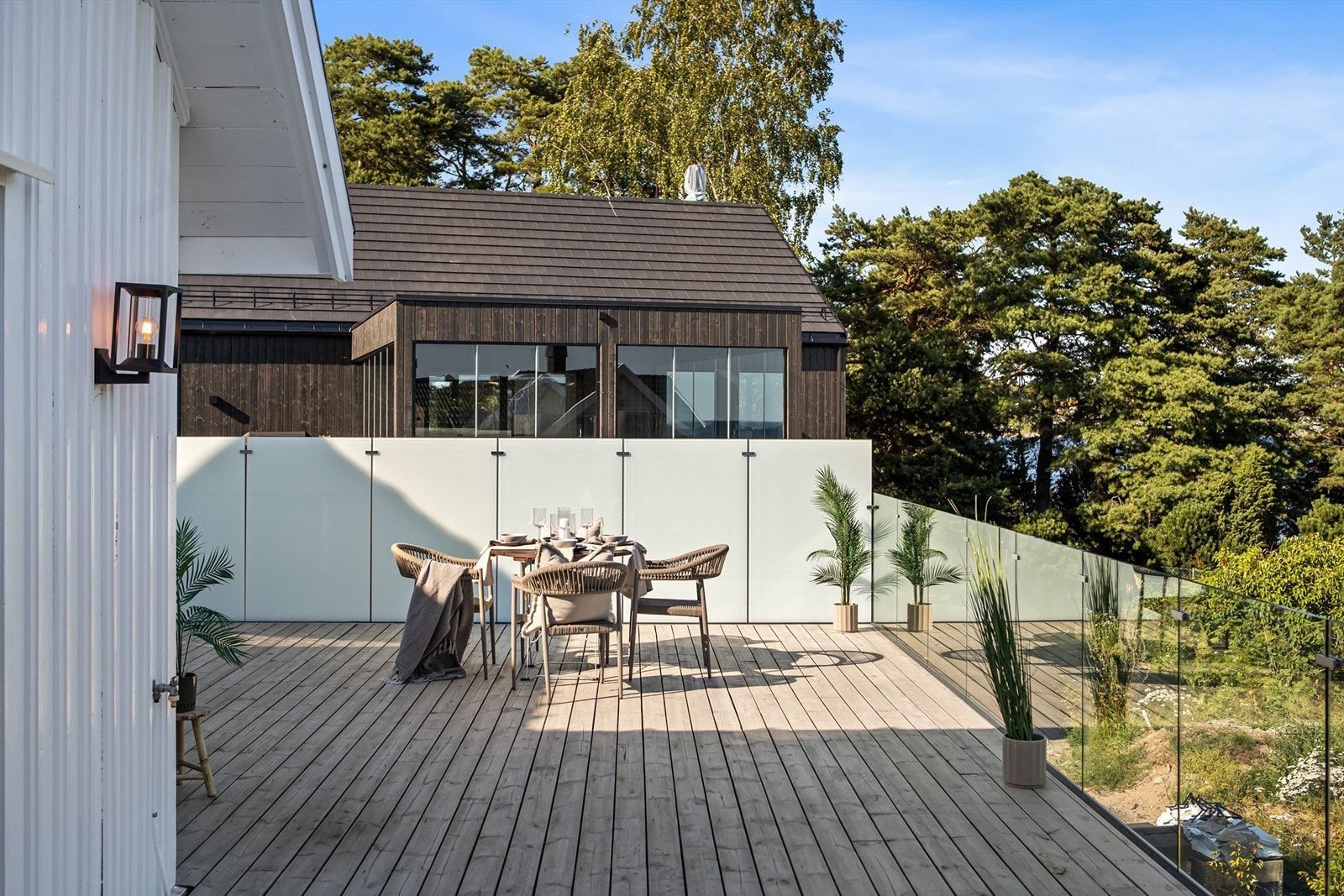 Romslig terrasse på 61 kvm med gode solforhold gjennom dagen. Galleribilde