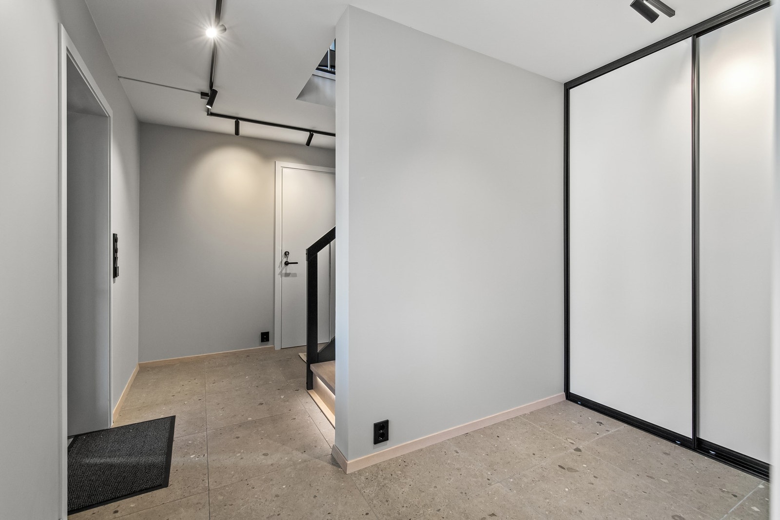 Gang med plassbygget skyvedørsgarderobe for god oppbevaringsmulighet. Galleribilde