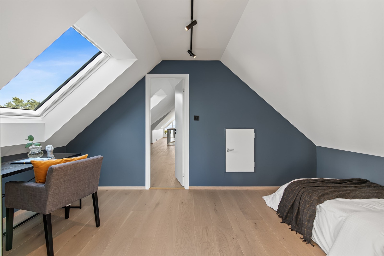 Soverom med takvindu og plass til seng og pult. Galleribilde