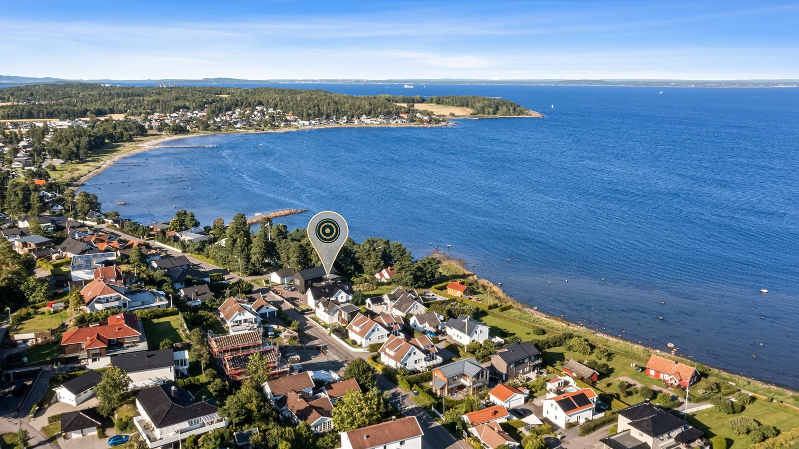 Eiendommen ligger i hyggelig boligområde, kun minutters gange til Ringshaug badestrand som anses som en av Vestolds flotteste. Galleribilde