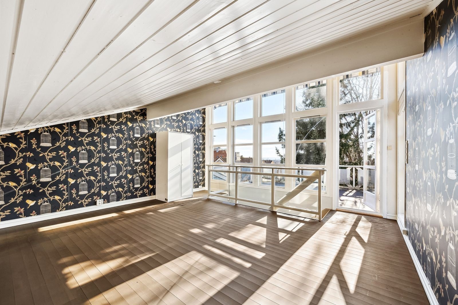 Loftstue/soverom/kontor. Utgang til egen terrasse. Galleribilde