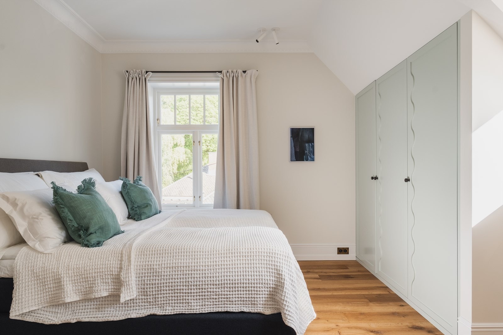 I boligens 2. etasje er det tre soverom, to bad og et toalett. Galleribilde