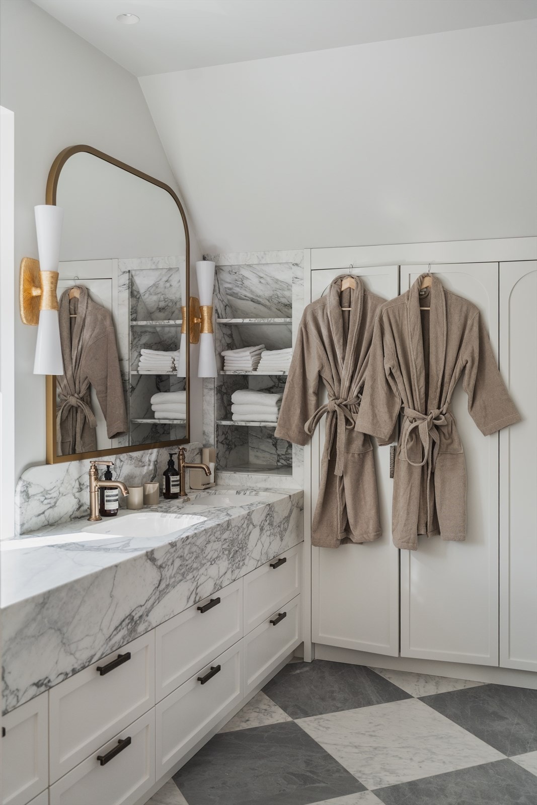 En-suite baderom som oppleves svært lyst og luftig. Eksklusiv benkeplate av marmor med dobbel servant og blandebatteri i børstet utførelse. Galleribilde