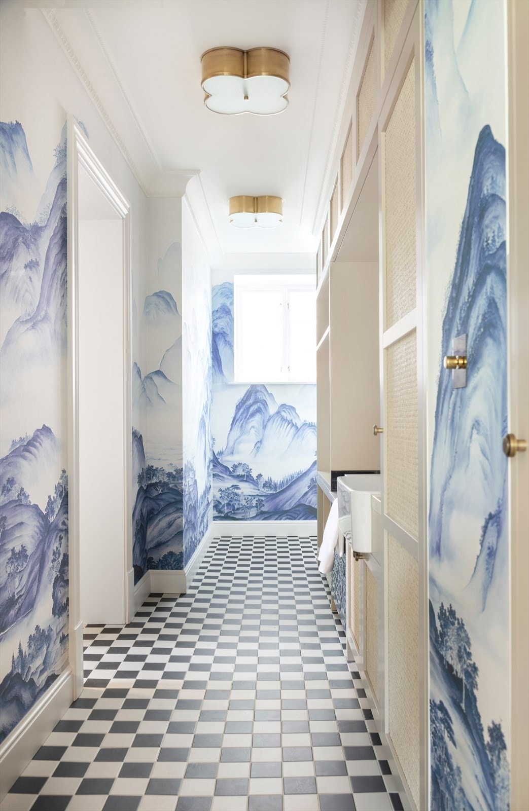 Vaskerommet har innredning i lys beige utførsel med en matchende servant, og vasken/utslagsvasken er dekorert med blå fliser. Galleribilde