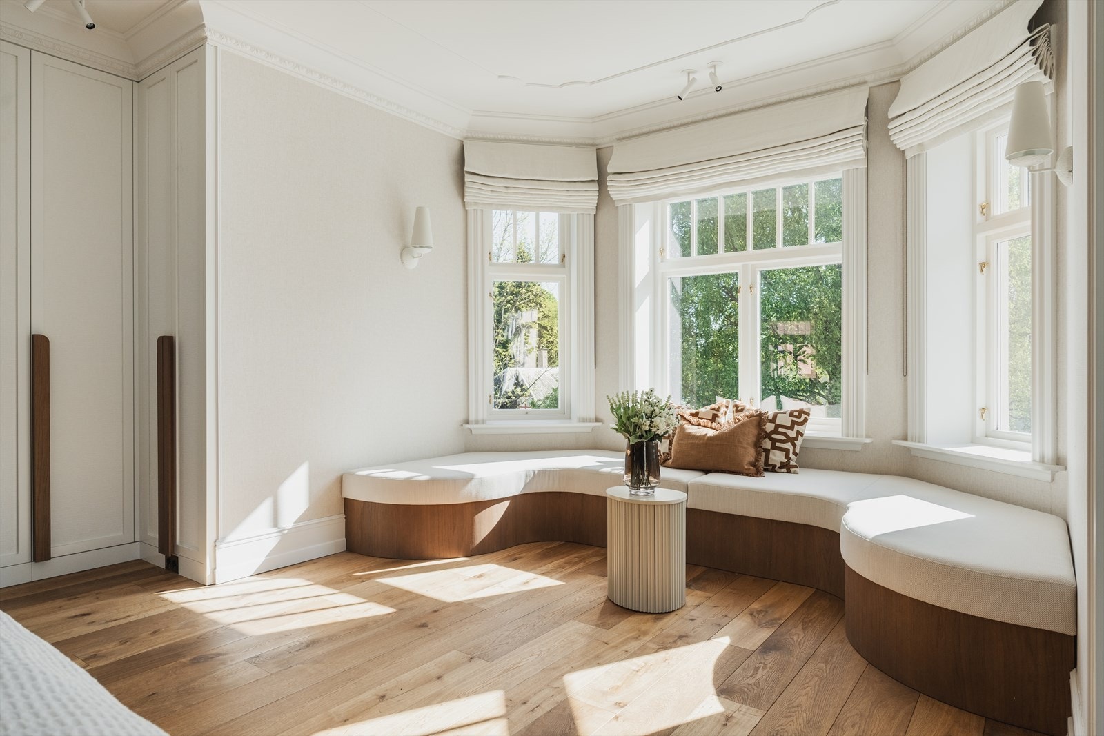 Foran vinduene i karnappet er det skreddersydd sitteplass i flott utførelse. Galleribilde