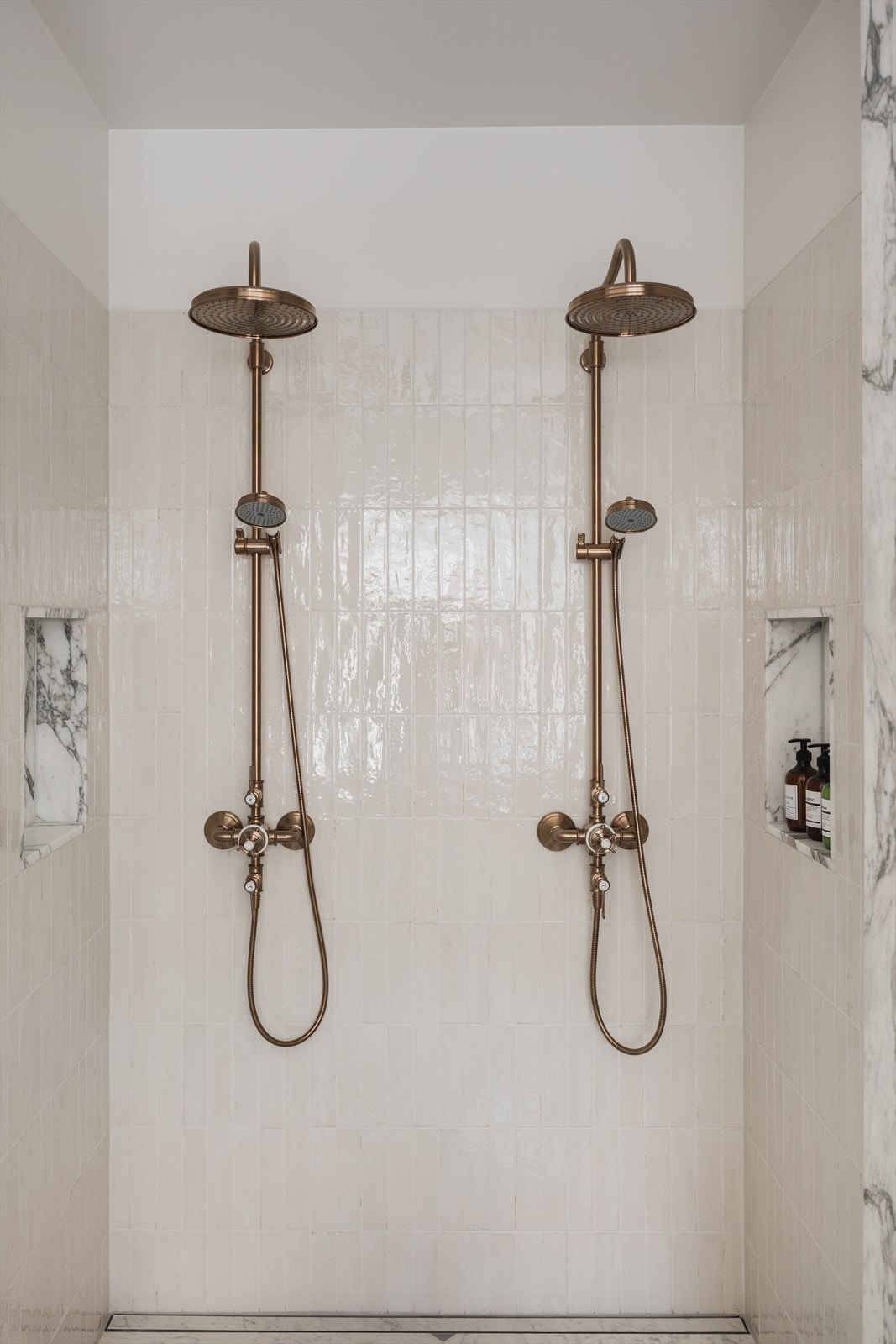 På baderommet er det også en egen dusjsone med dobbeldusj og flotte fliser på veggene. Galleribilde