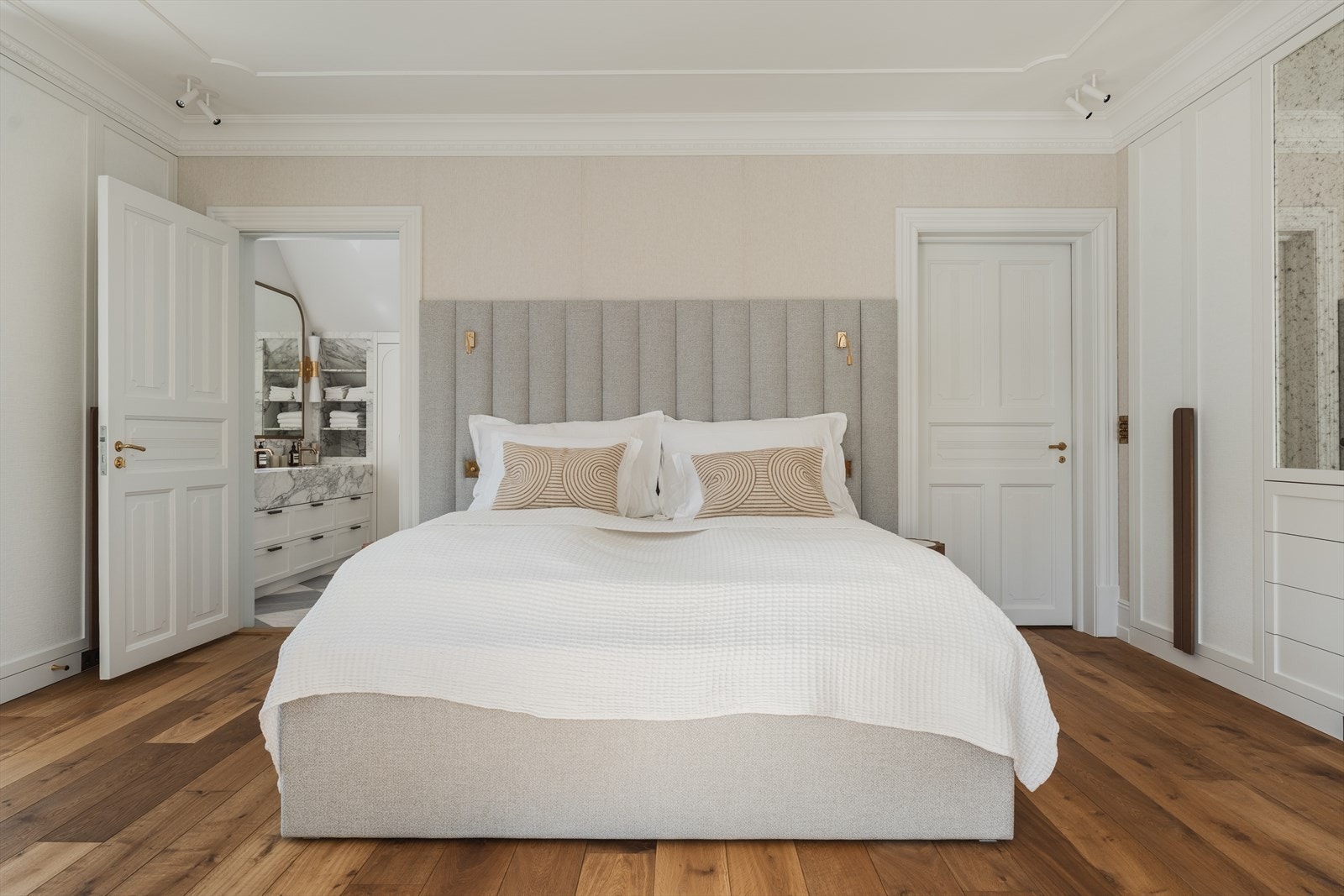 Meget innbydende hovedsoverom med spesiallaget innredninger og rikelig med oppbevaringsplass. Galleribilde