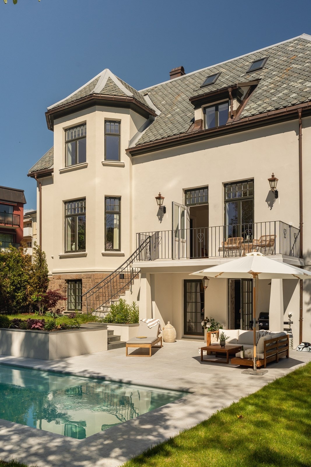 Det er kun benyttet velrenommerte håndverksbedrifter, hvorav håndverket er av ypperste kvalitet og boligen holder en meget god teknisk standard innvendig og utvendig. Galleribilde