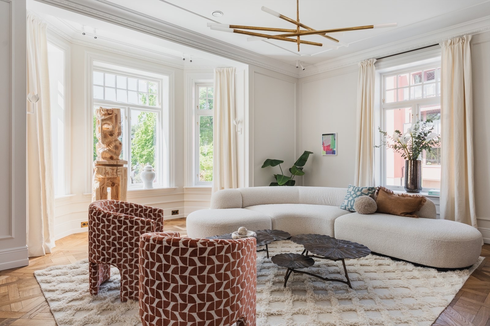 I stuen er det klassisk peisinnramming i ekte marmor importert fra England med Brunner innsats. Galleribilde