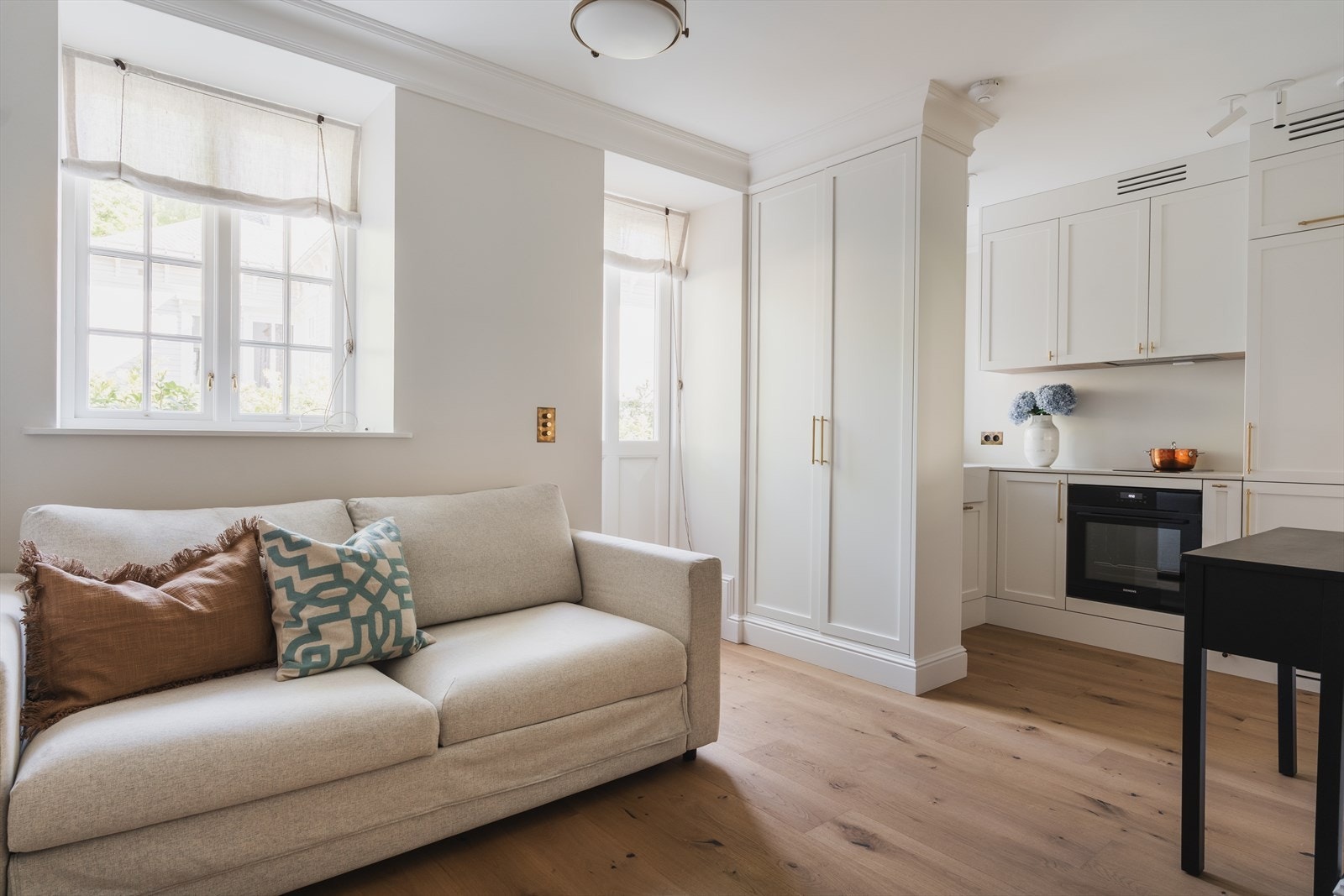 Hybel med egen inngang. Tidløs kjøkkeninnredning med lyse fronter og lys benkeplate. Galleribilde