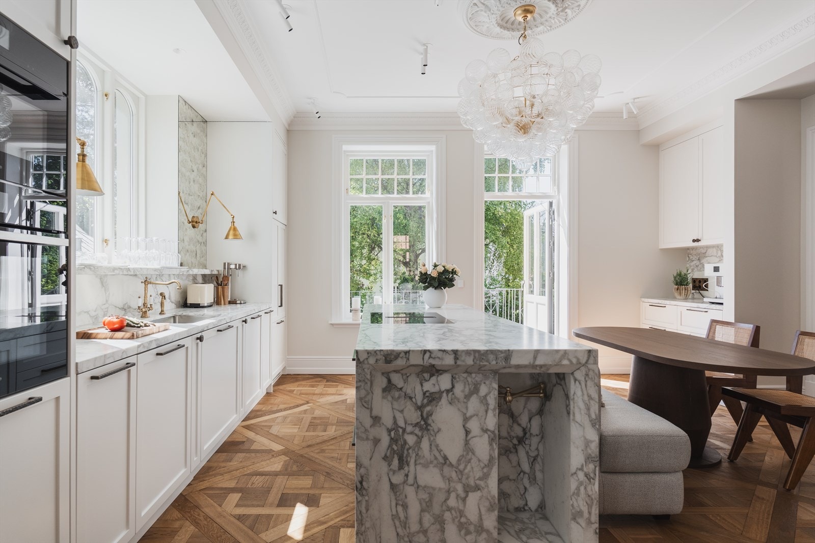 Innredningen har profilerte, lyse fronter med håndtak i mørk utførelse og utstrakt bruk av marmor på vegger og benkeplate. Galleribilde