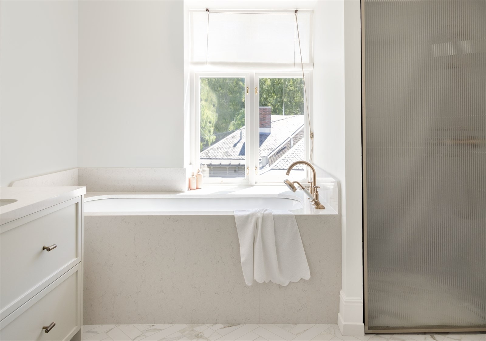 Delikat bad med en kombinasjon av duse gråtoner og lyse overflater. Galleribilde