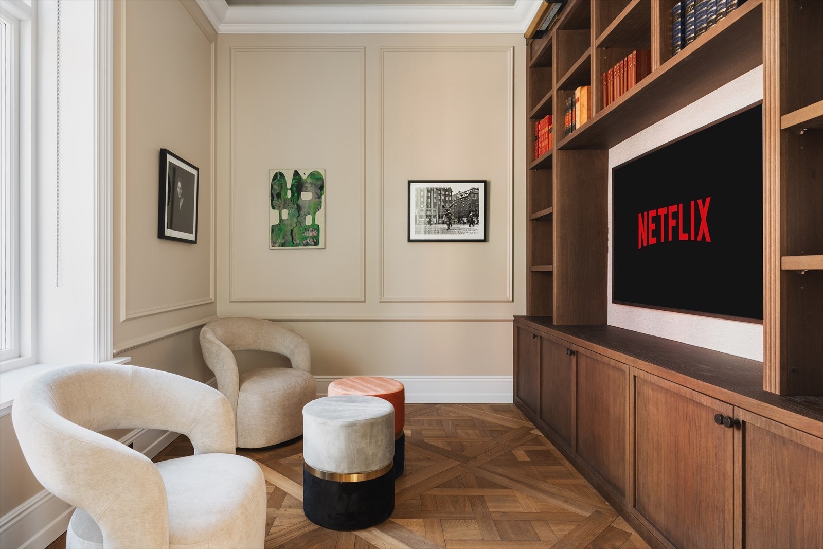 Flott TV-stue med spesiallaget innredning som står i stil med resten av boligen. Galleribilde