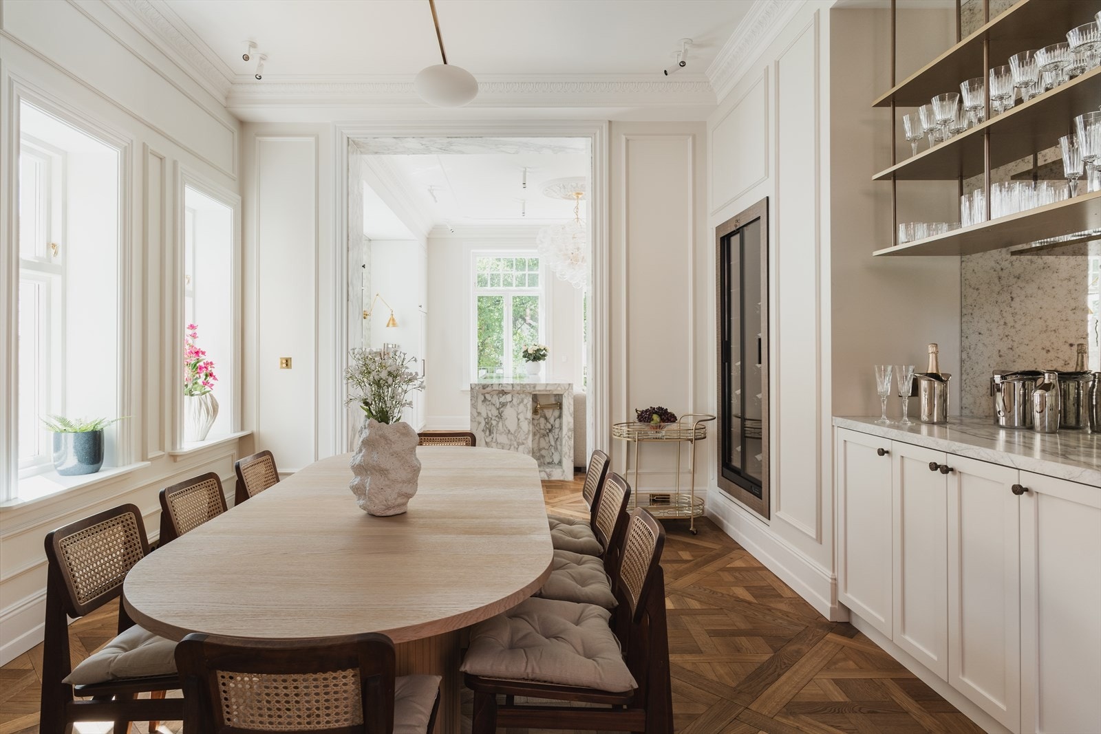 Her får du et åpent kjøkken hvor det er god sammenheng mellom kjøkken og spiseplass. Galleribilde