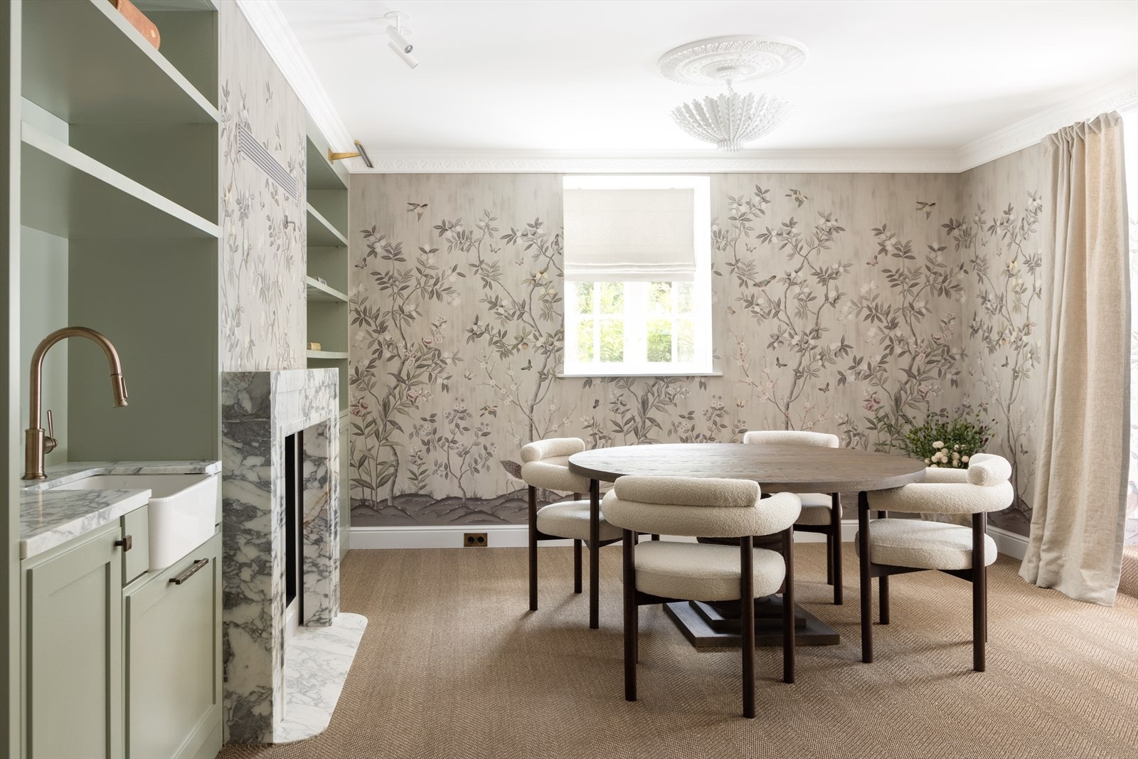 Hagestuen er utstyrt med en lys grønn innredning med skap, benk, hylleplass og vask. Galleribilde