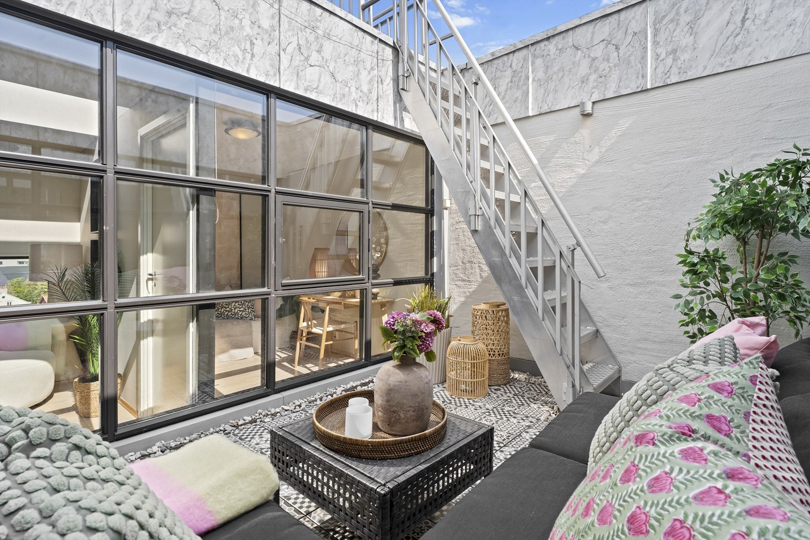 Terrassen oppleves som en privat oase, hvor man kan nyte varme sommerdager og lune høstkvelder i usjenerte omgivelser Galleribilde