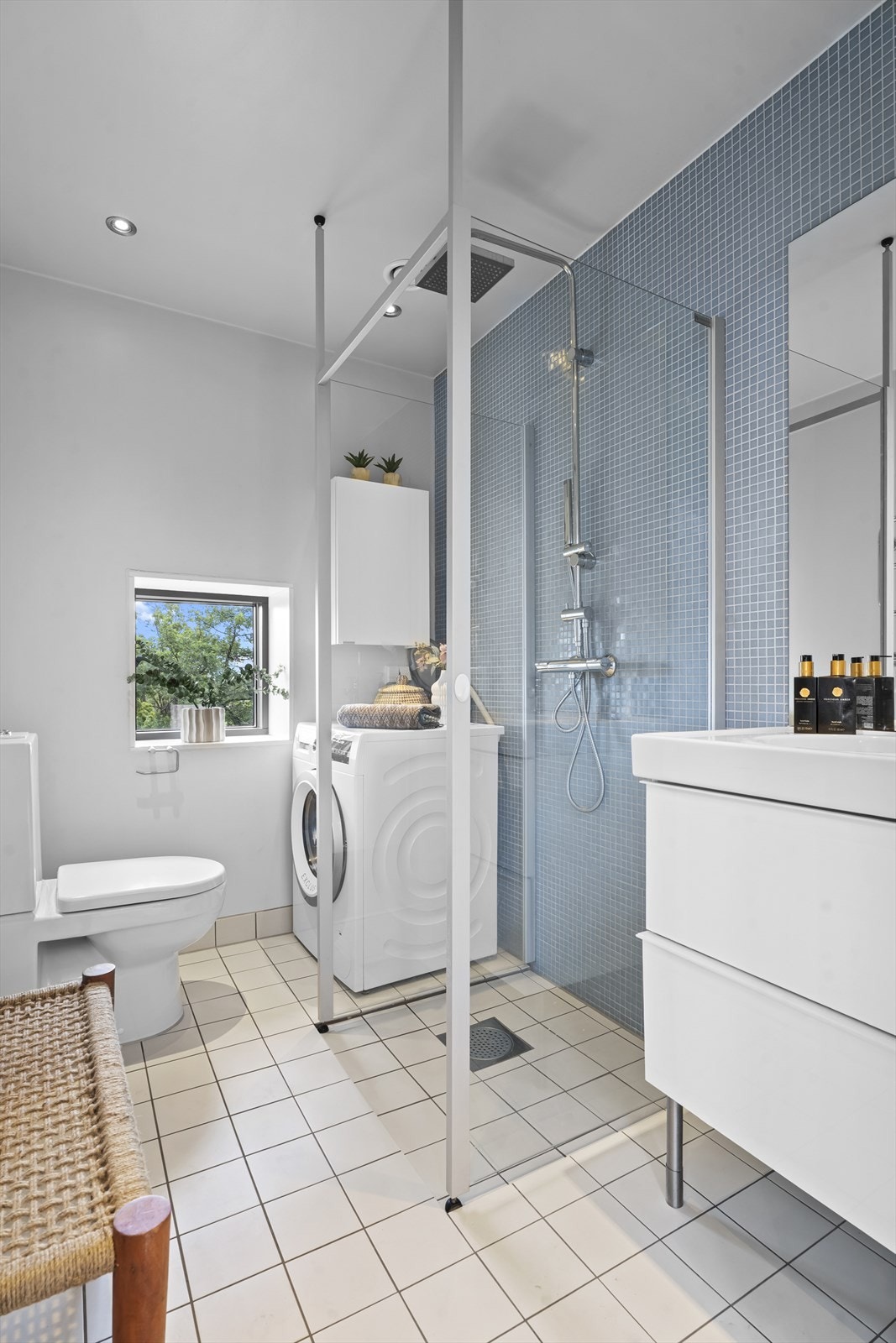 Badet er fra 2011 og er pent flislagt på gulv og vegger med varme i gulvet Galleribilde