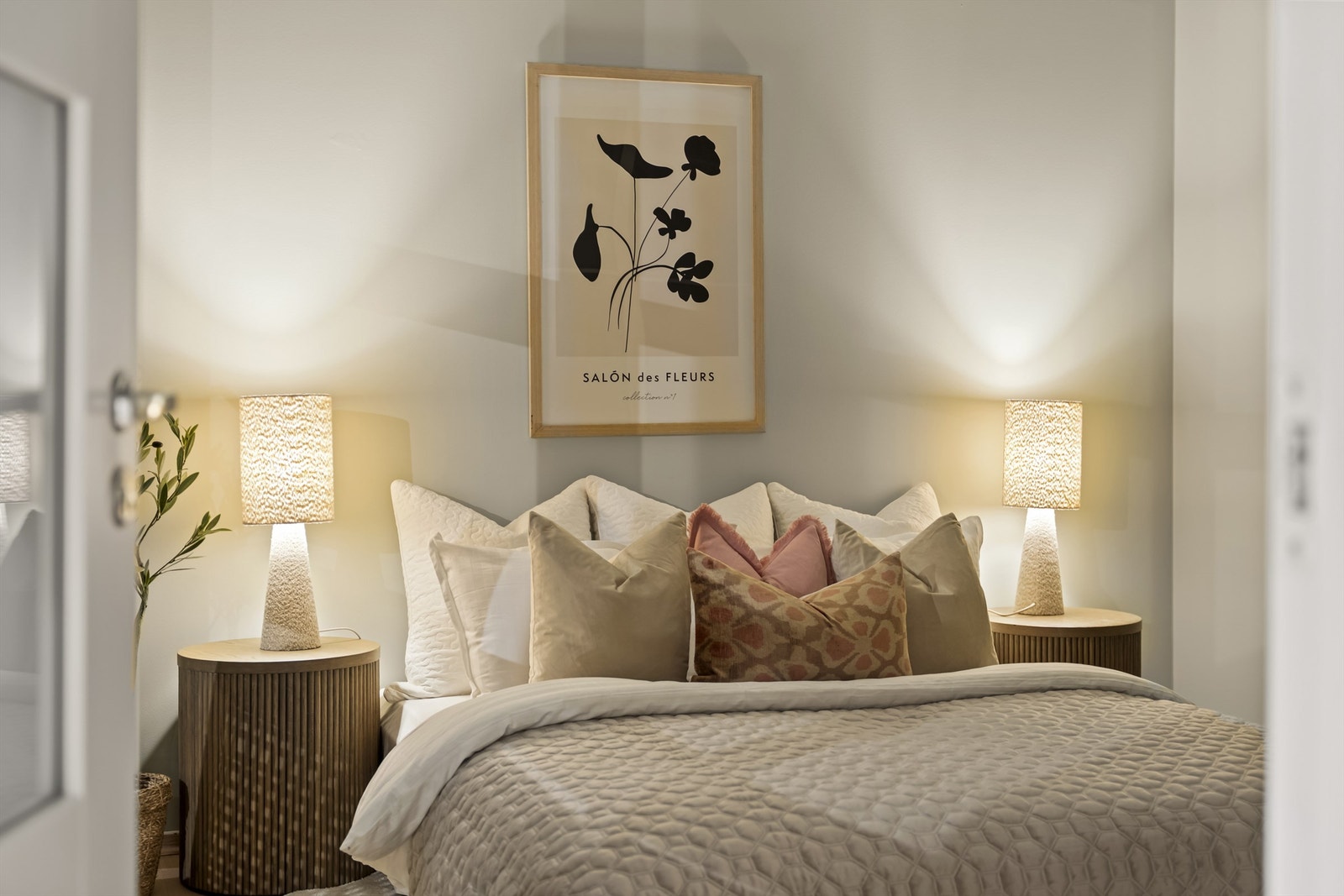 Rommet er holdt i duse og behagelige nyanser - perfekte for soverommet Galleribilde