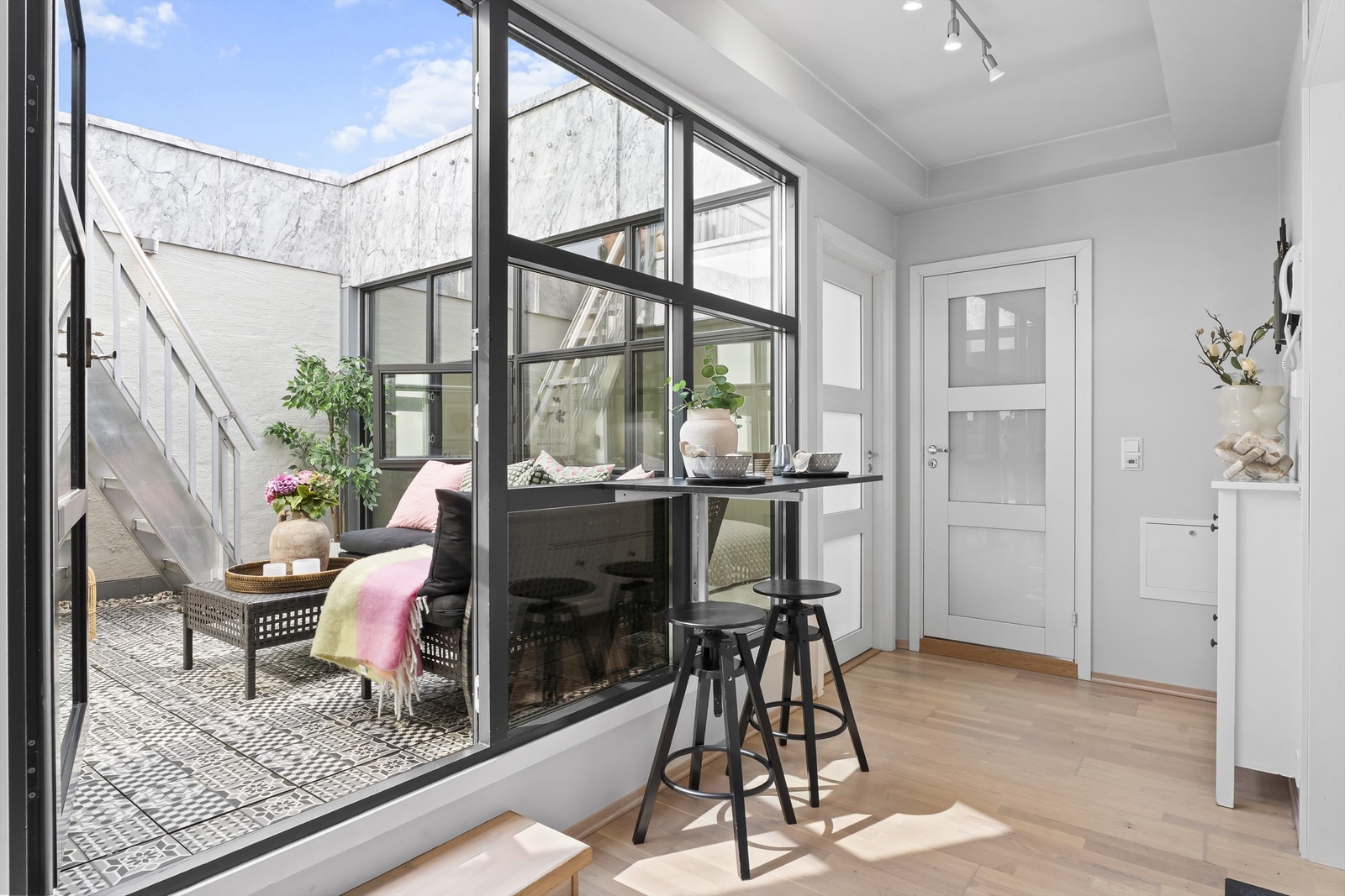 Praktisk plassbygget sittebenk til to personer, her kan morgenkaffen nytes eller brukes som arbeidsbenk Galleribilde