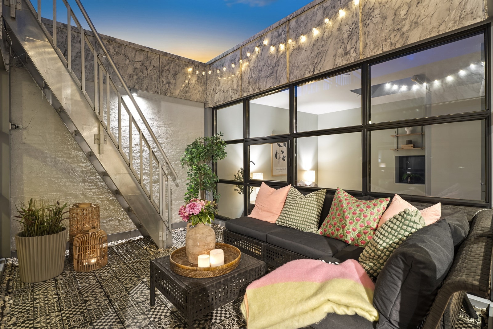 I hjertet av boligen finner du den hyggelige uteplassen på ca. 9m² Galleribilde