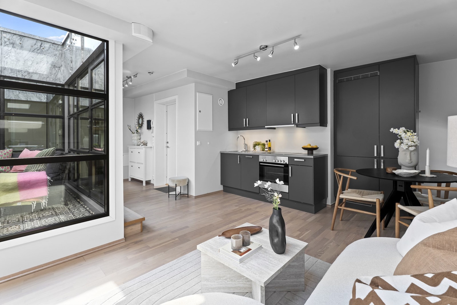 Atriet er omkranset av store vindusflater, som slipper inn rikelig med naturlig lys Galleribilde