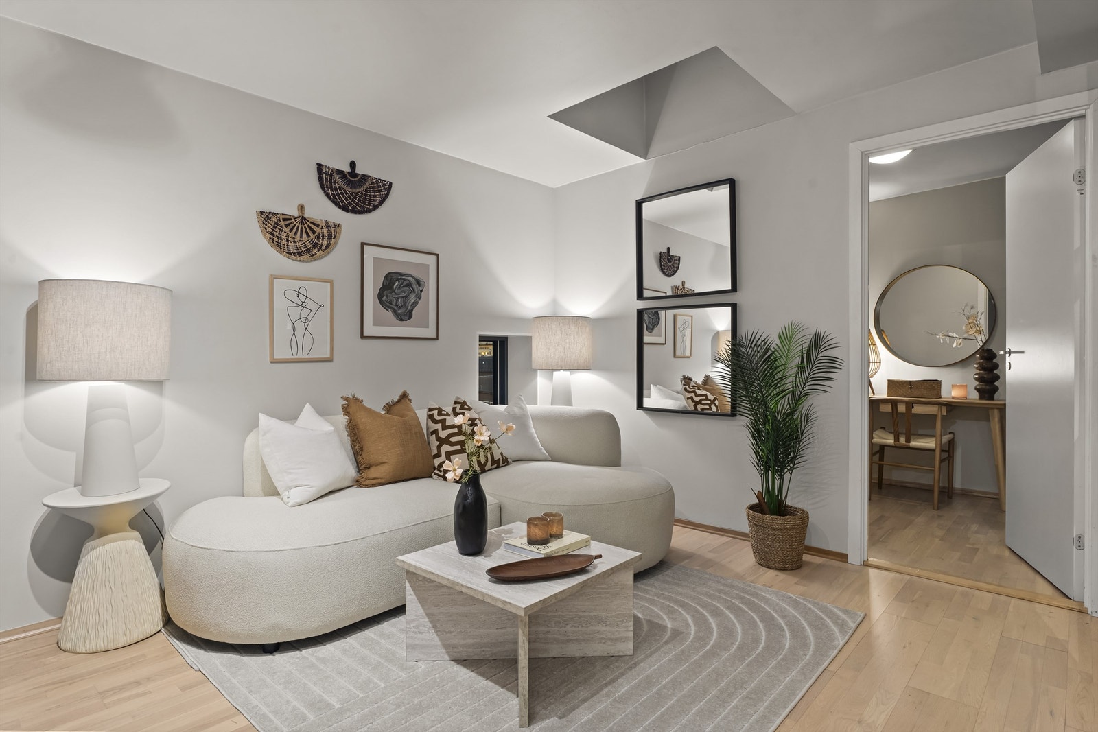 Boligen har flere vinduer som gir godt naturlig lys i boligen Galleribilde