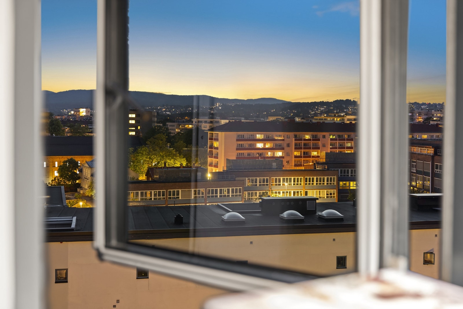 Flott utsyn fra flere av vinduene i boligen Galleribilde