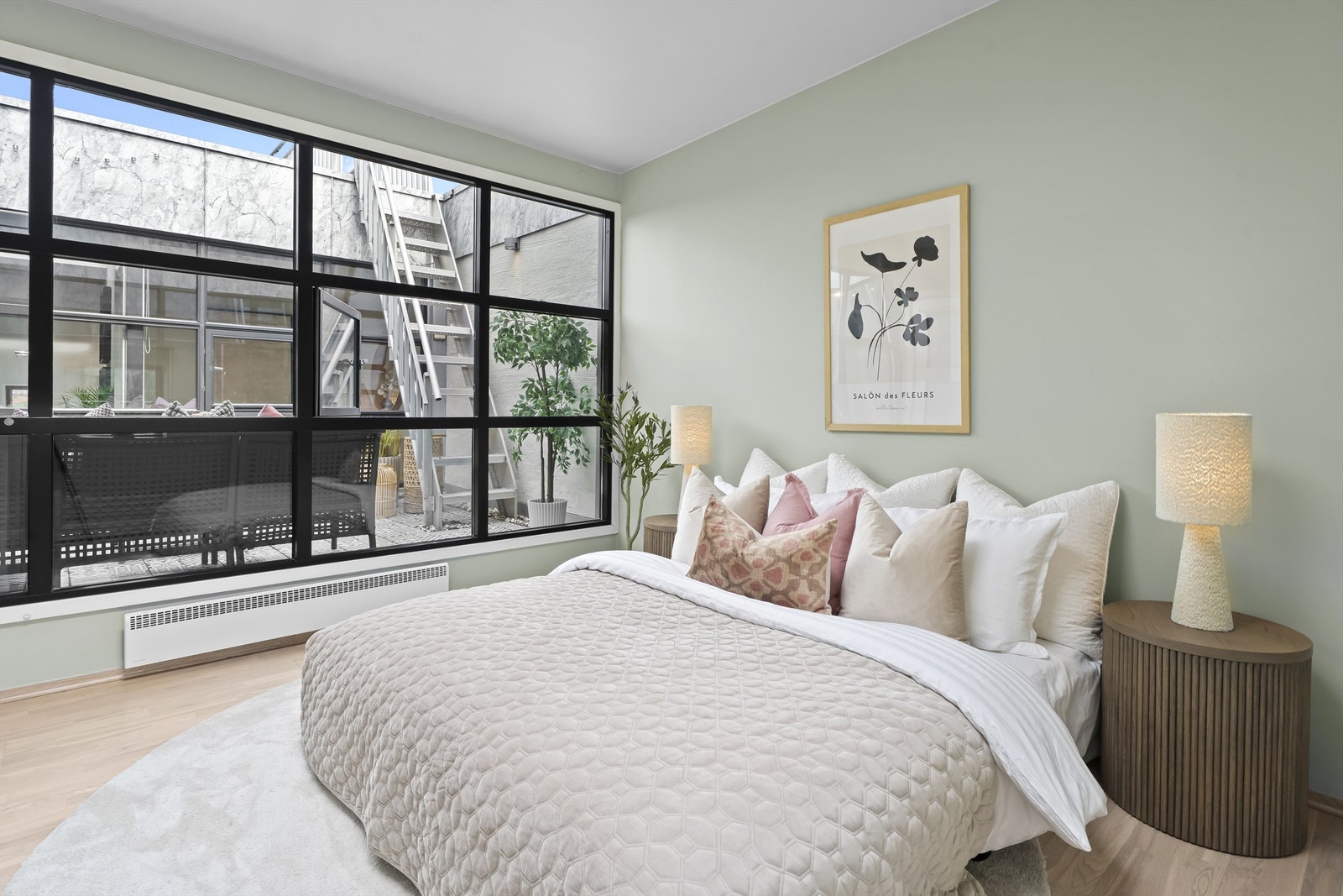 Boligens hovedsoverom er av god størrelse og kan enkelt innredes med dobbeltseng og tilhørende nattbord Galleribilde