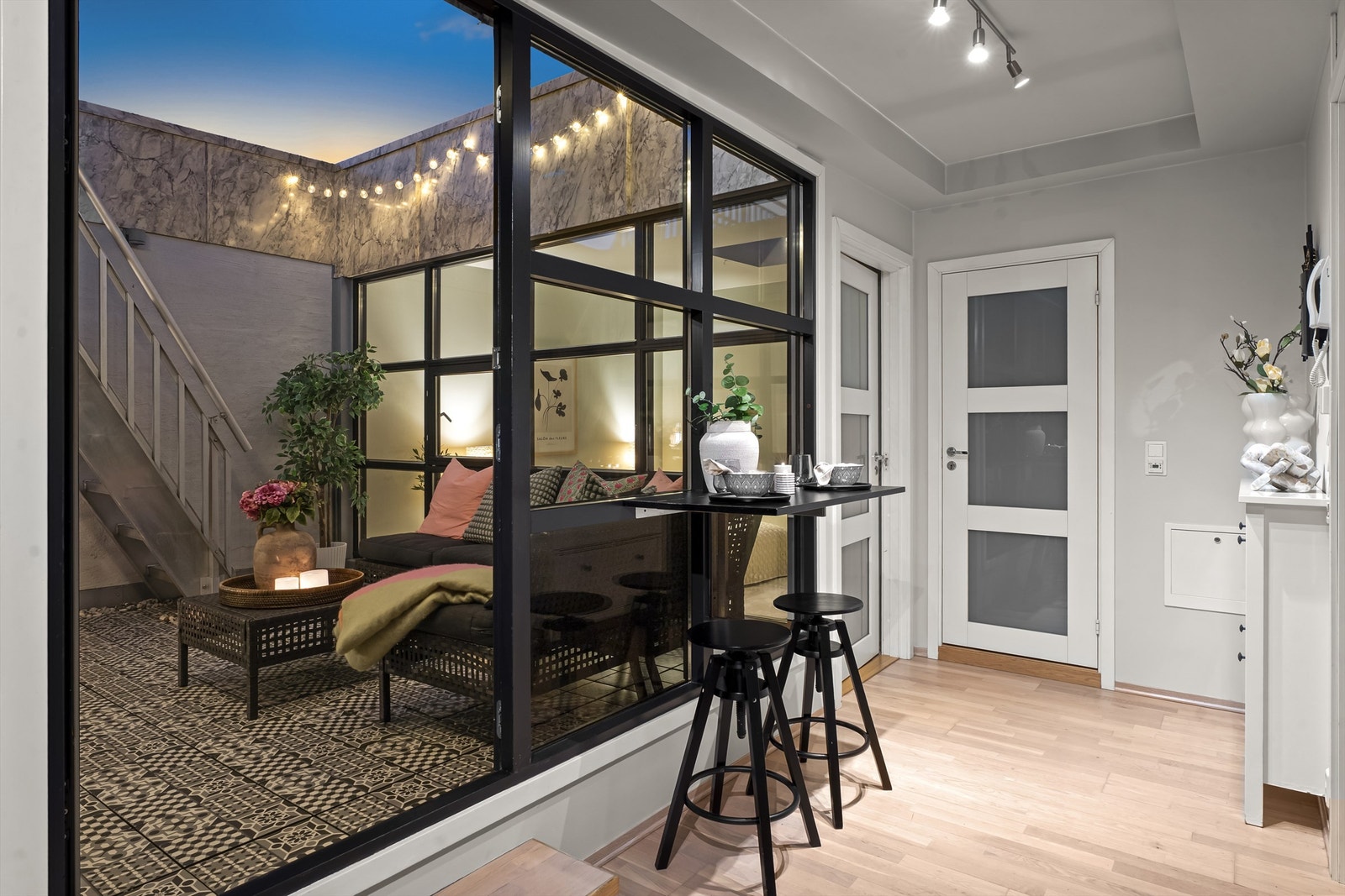 Lekkert og usjenert atrium på hele 9m² - dette blir en forlengelse av stuen på sommerhalvåret Galleribilde