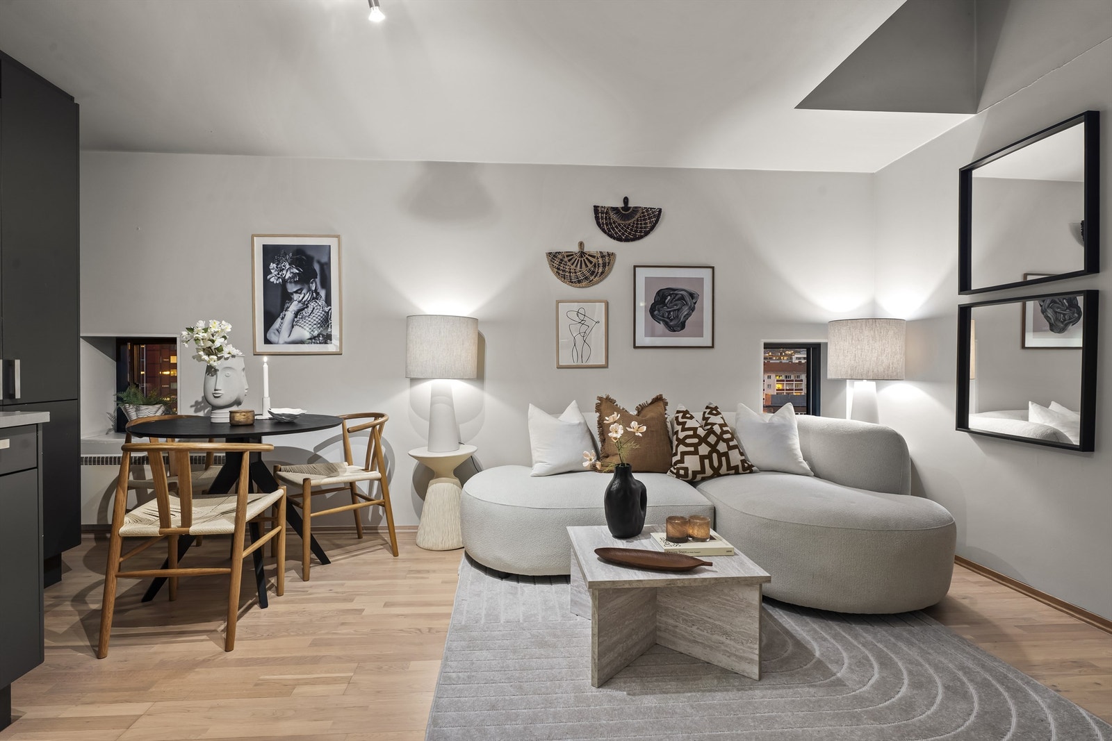 Åpen kjøkken- og stueløsning med plass til sofa og spisebord Galleribilde