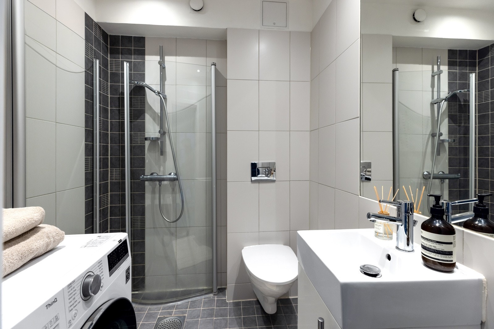 - Pent flislagt bad med varme i gulv og opplegg for vaskemaskin - Galleribilde