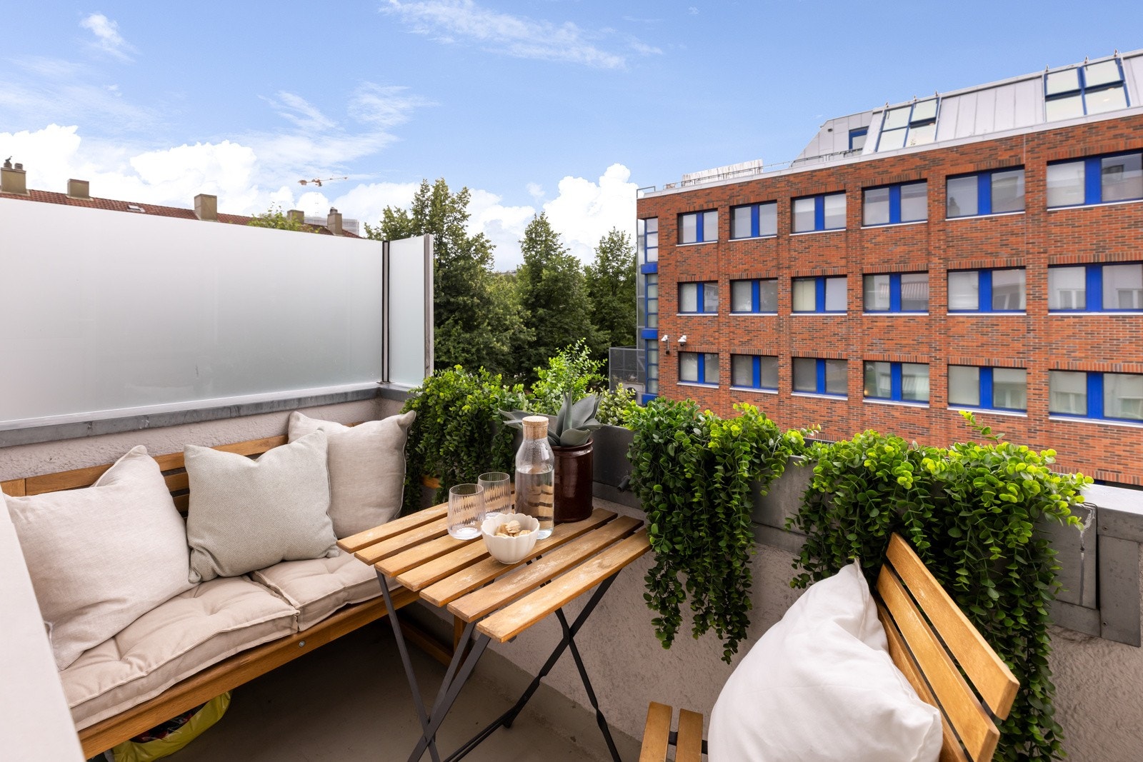 - Fra stuen er det adkomst til solrik balkong - Galleribilde