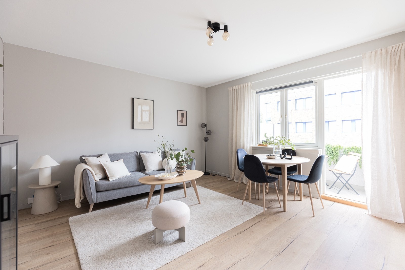 - Stuen er romslig og har god plass til sofagruppe og spisebord - Galleribilde