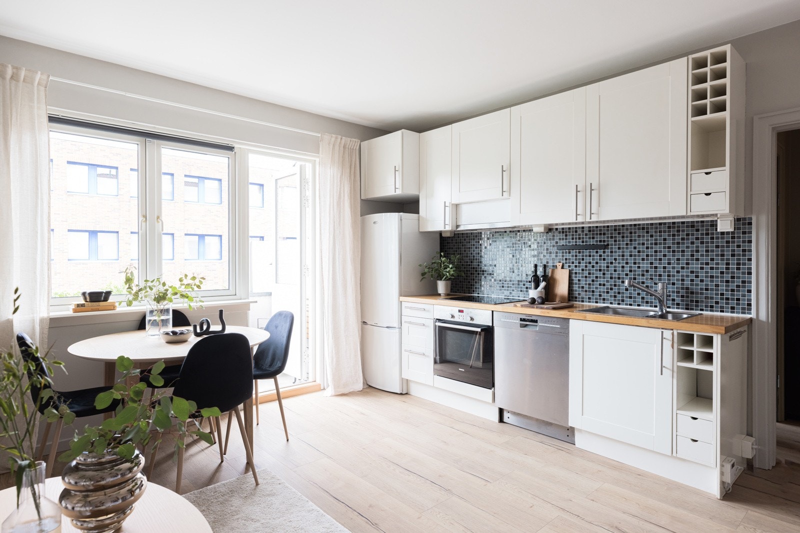 - Store vindusflater gir godt med naturlig lys - Galleribilde