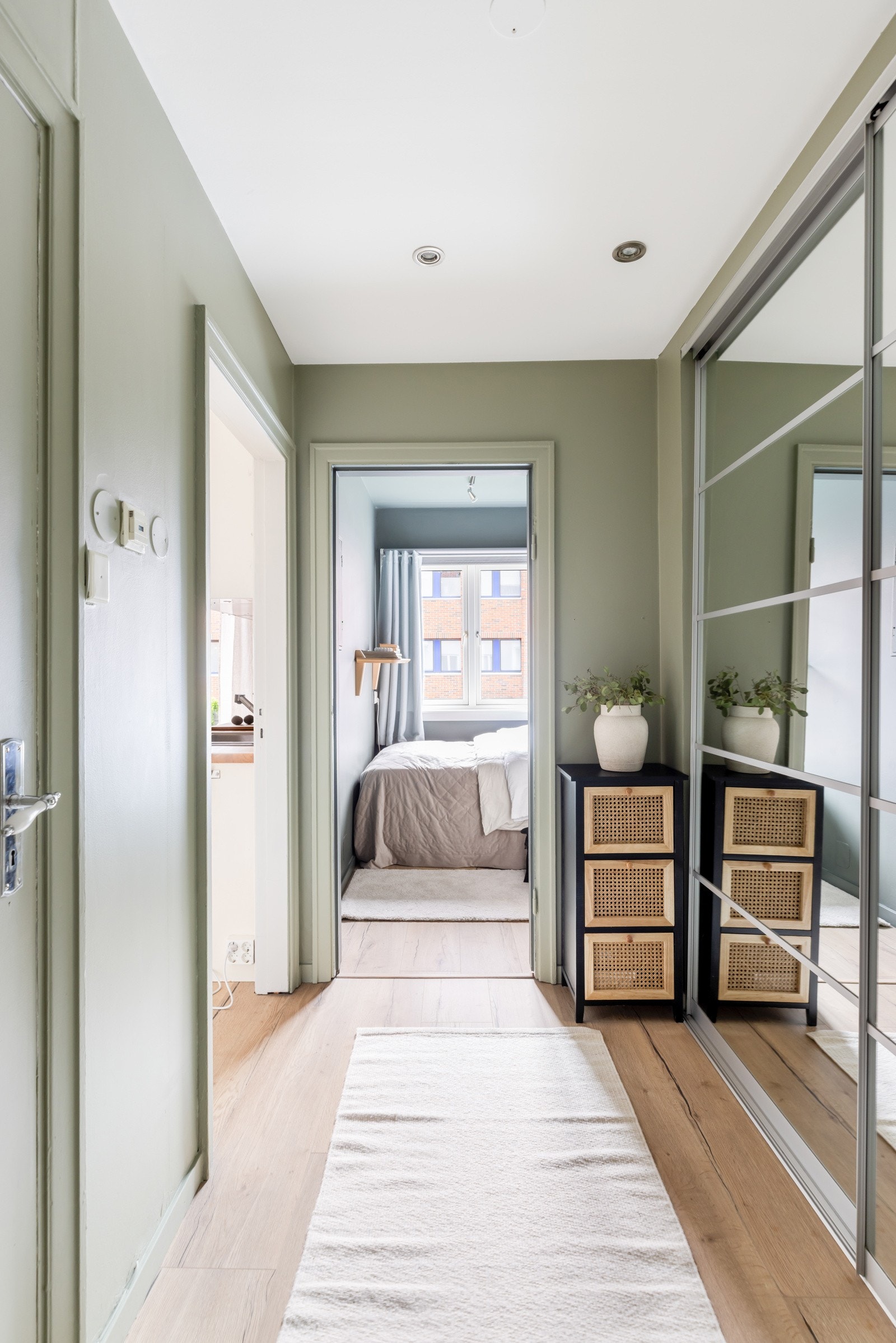 - Rikelig med lagringsplass i skyvedørsgarderoben - Galleribilde