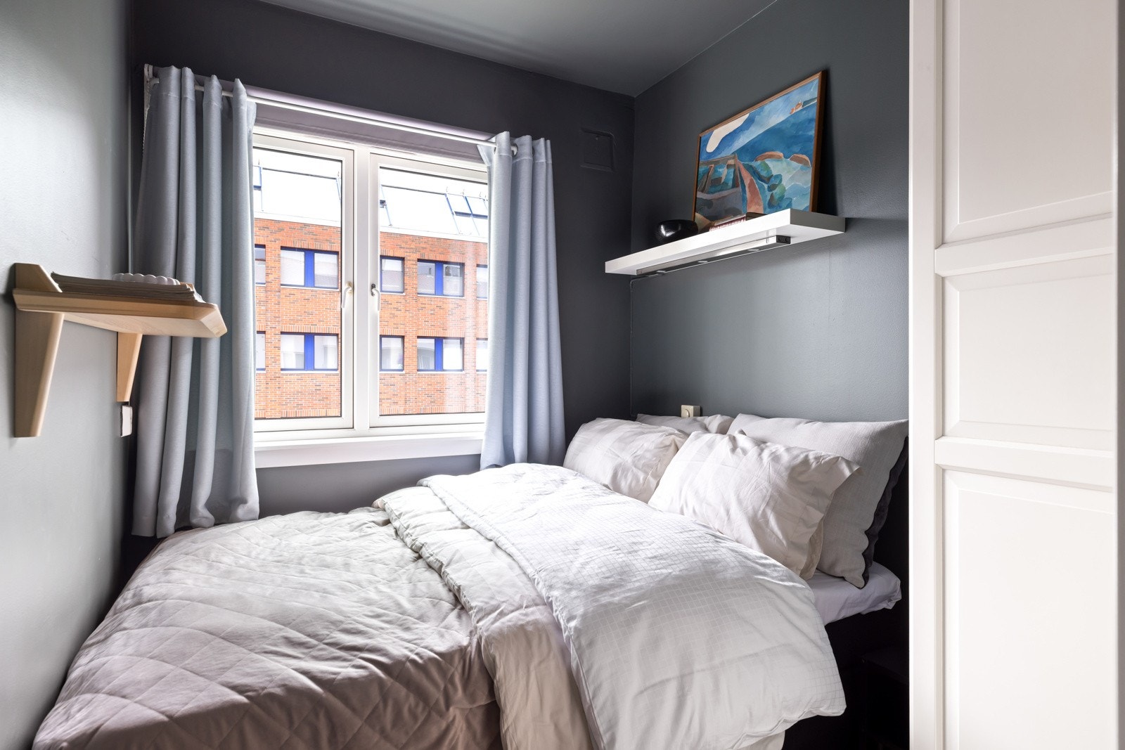 - Innbydende soverom med plass til dobbeltseng - Galleribilde