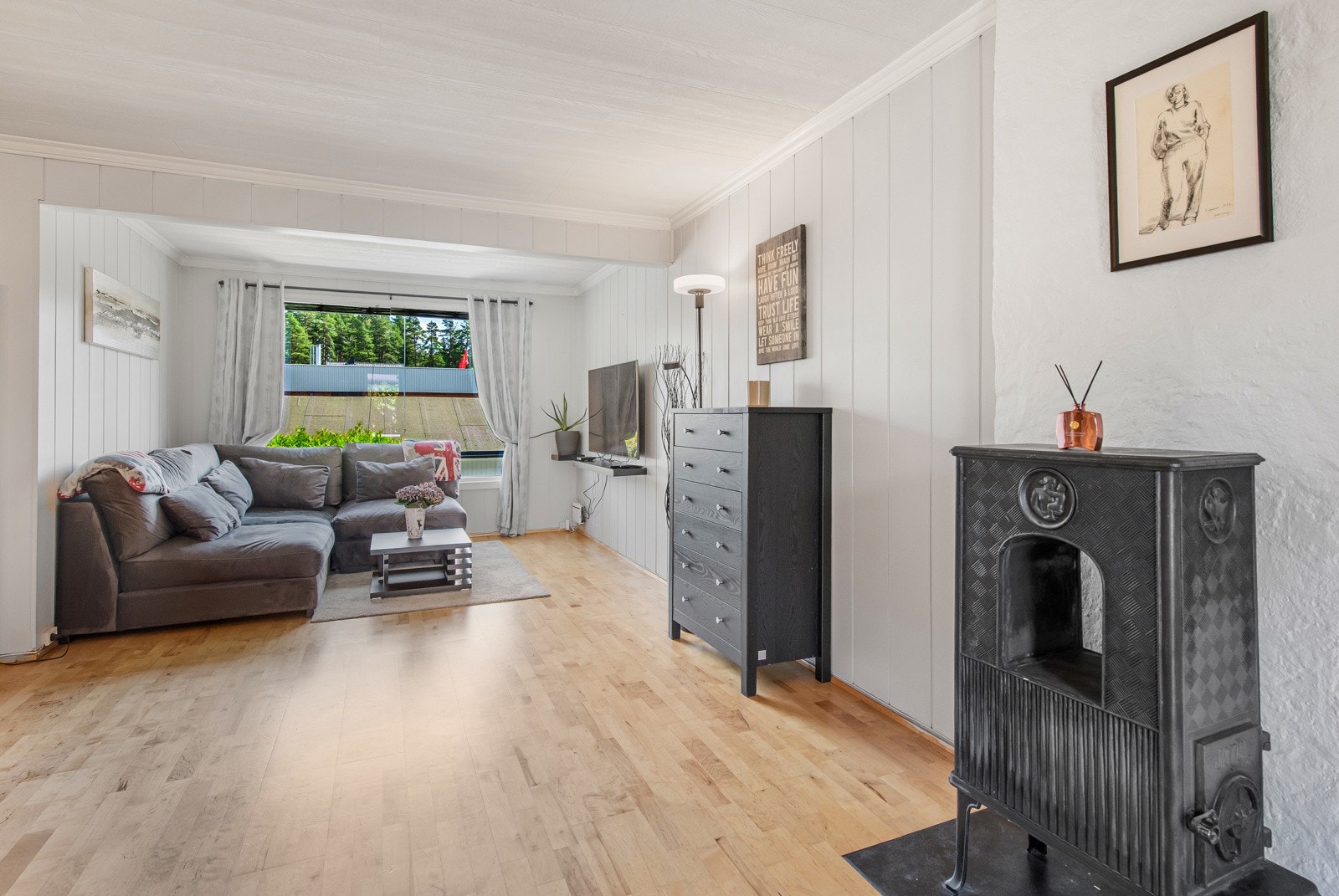 Romslig stue med plass til sofagruppe og spisebord. Galleribilde