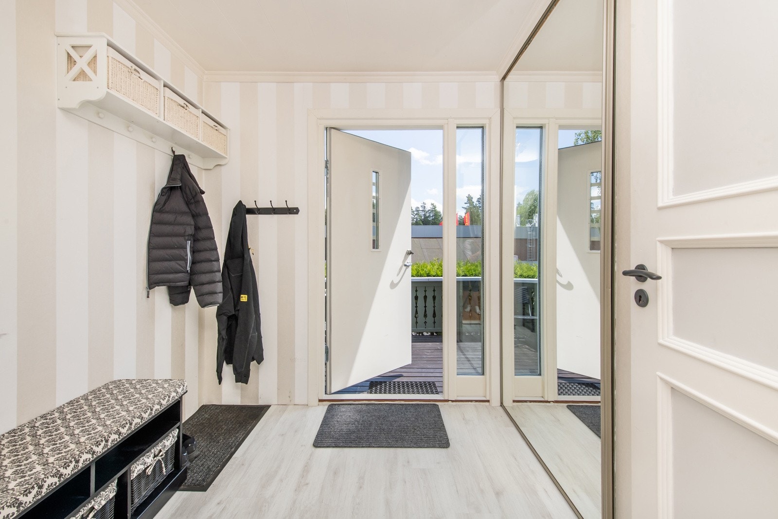 Stor èntre med praktisk skyvedørsgarderobe. Glass sidefelt og glass i dør naturlig lys inn. Galleribilde