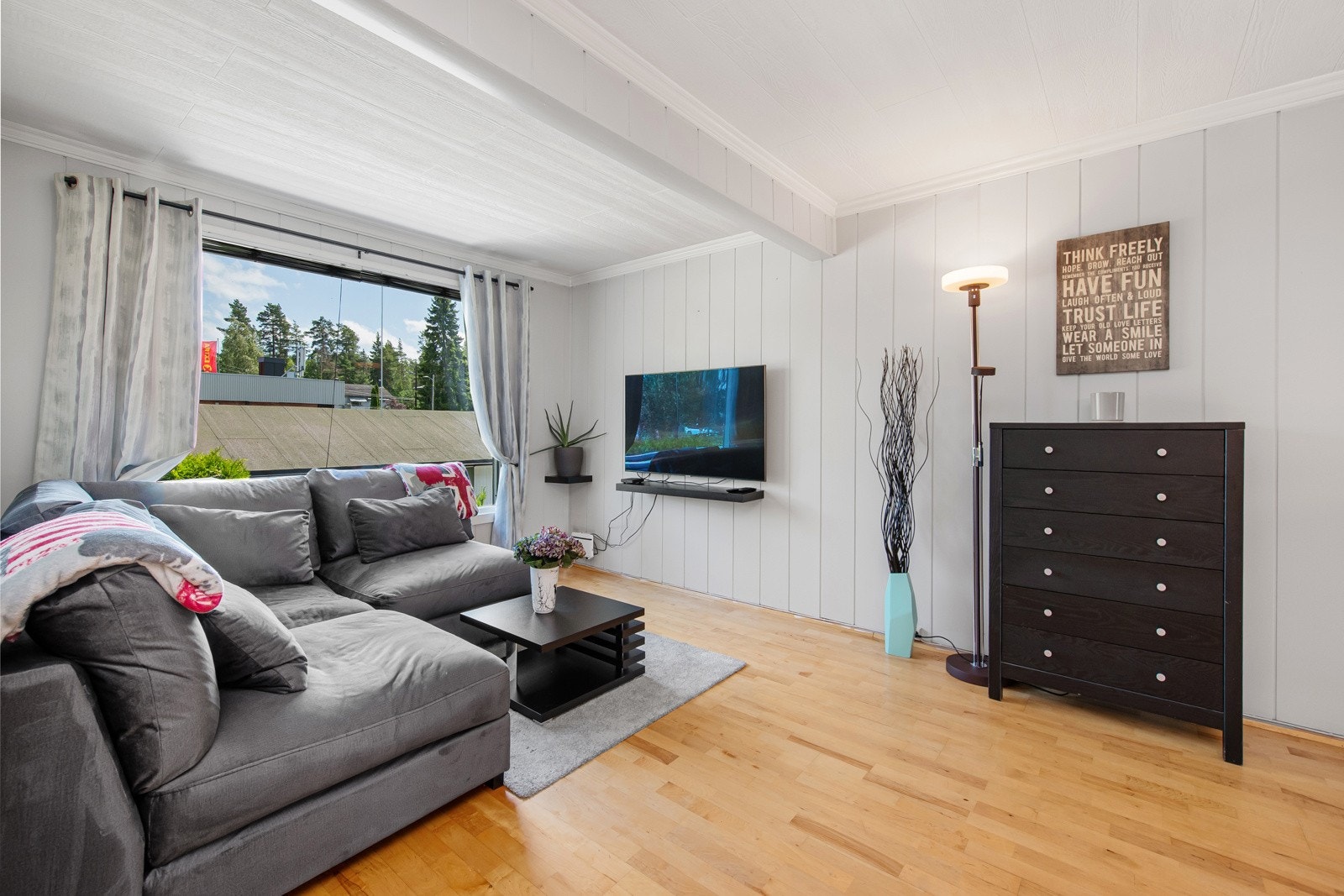 Stort vindu som gir fint med naturlig lys inn Galleribilde