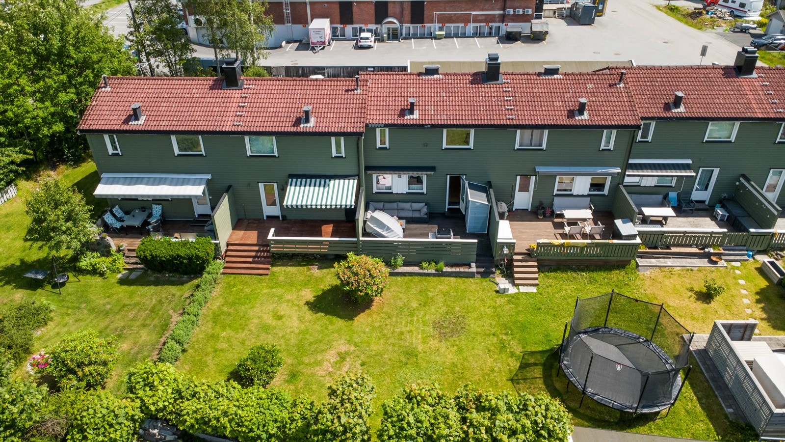 Rekkehuset er barnevennlig beliggende med kort avstand til skoler og barnehager Galleribilde