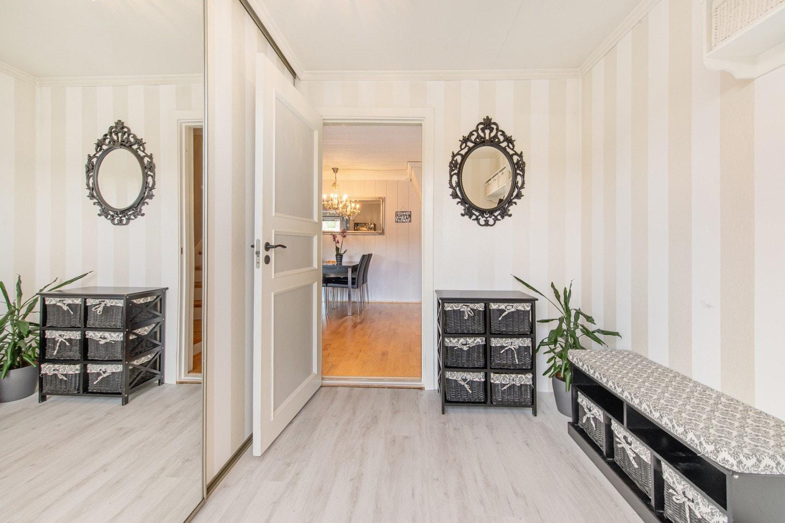 Fra èntreen kommer man inn i stuen Galleribilde