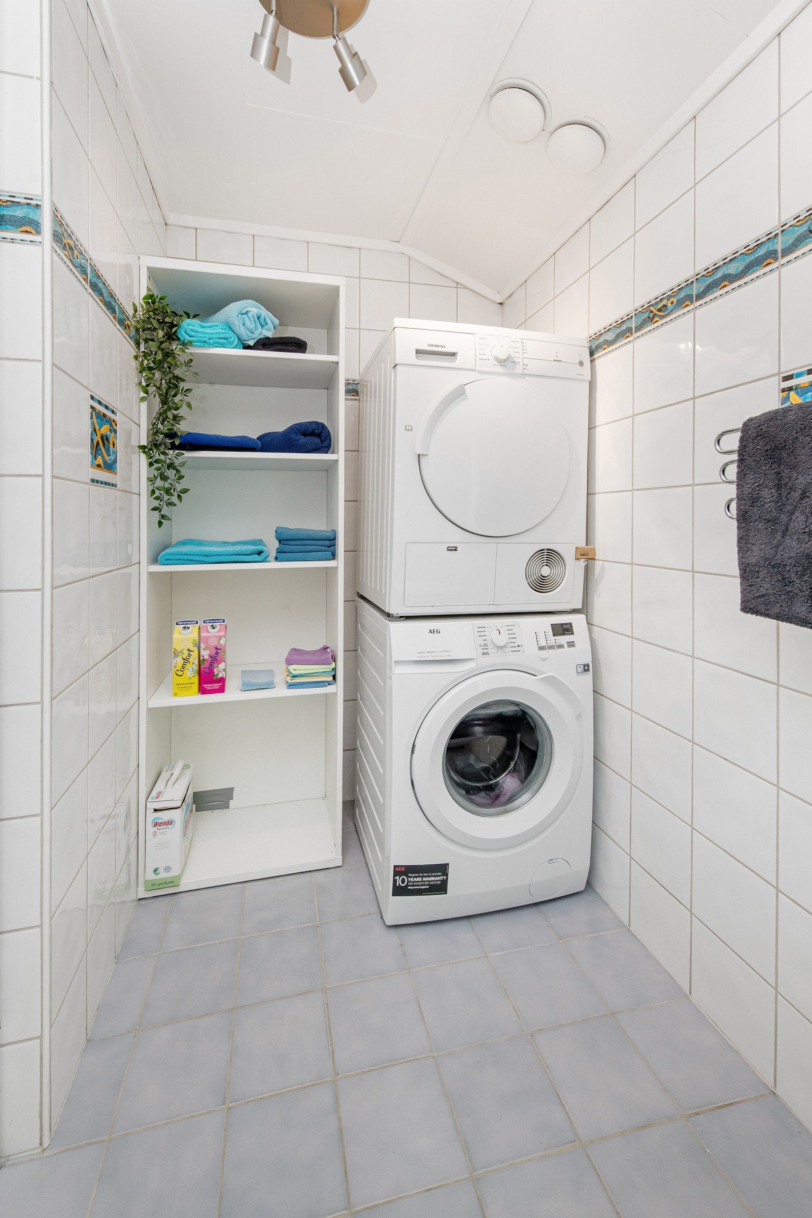 På badet er det plass til vaskemaskin og tørketrommel Galleribilde