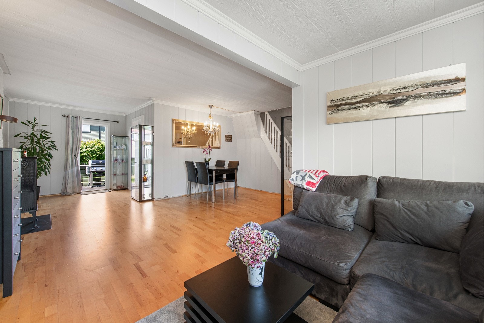 Fra stuen er det utgang til terrasse og hage Galleribilde