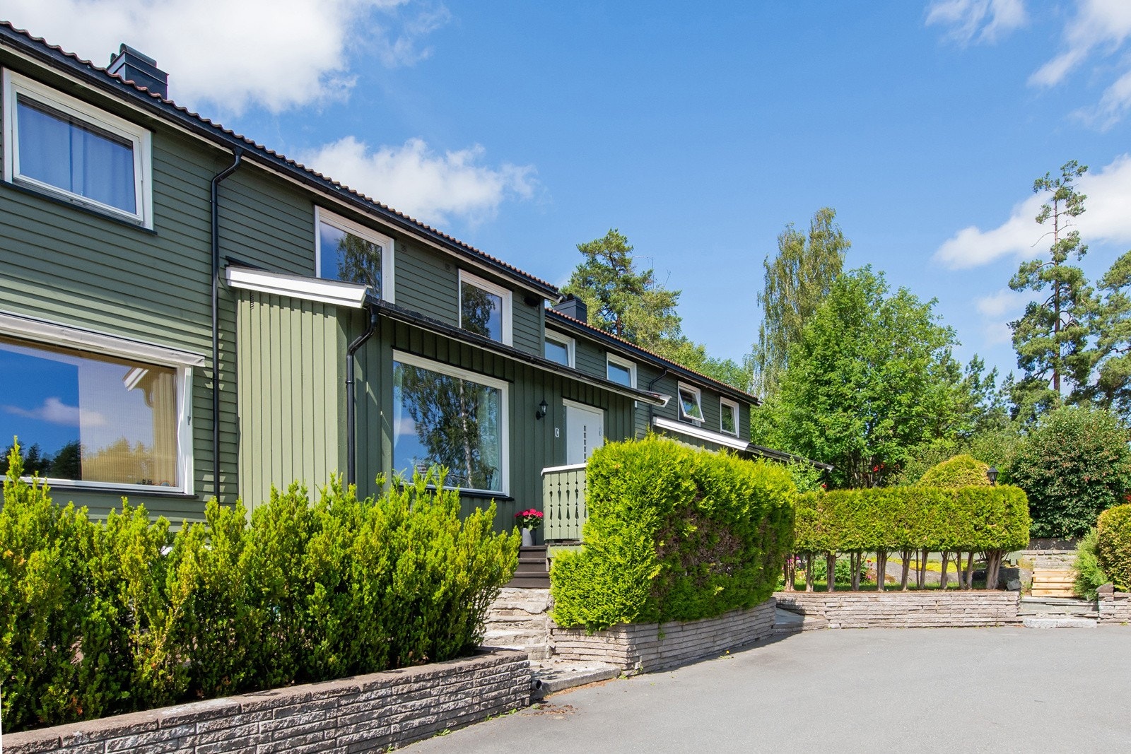 Her ser man inngangsiden av boligen Galleribilde