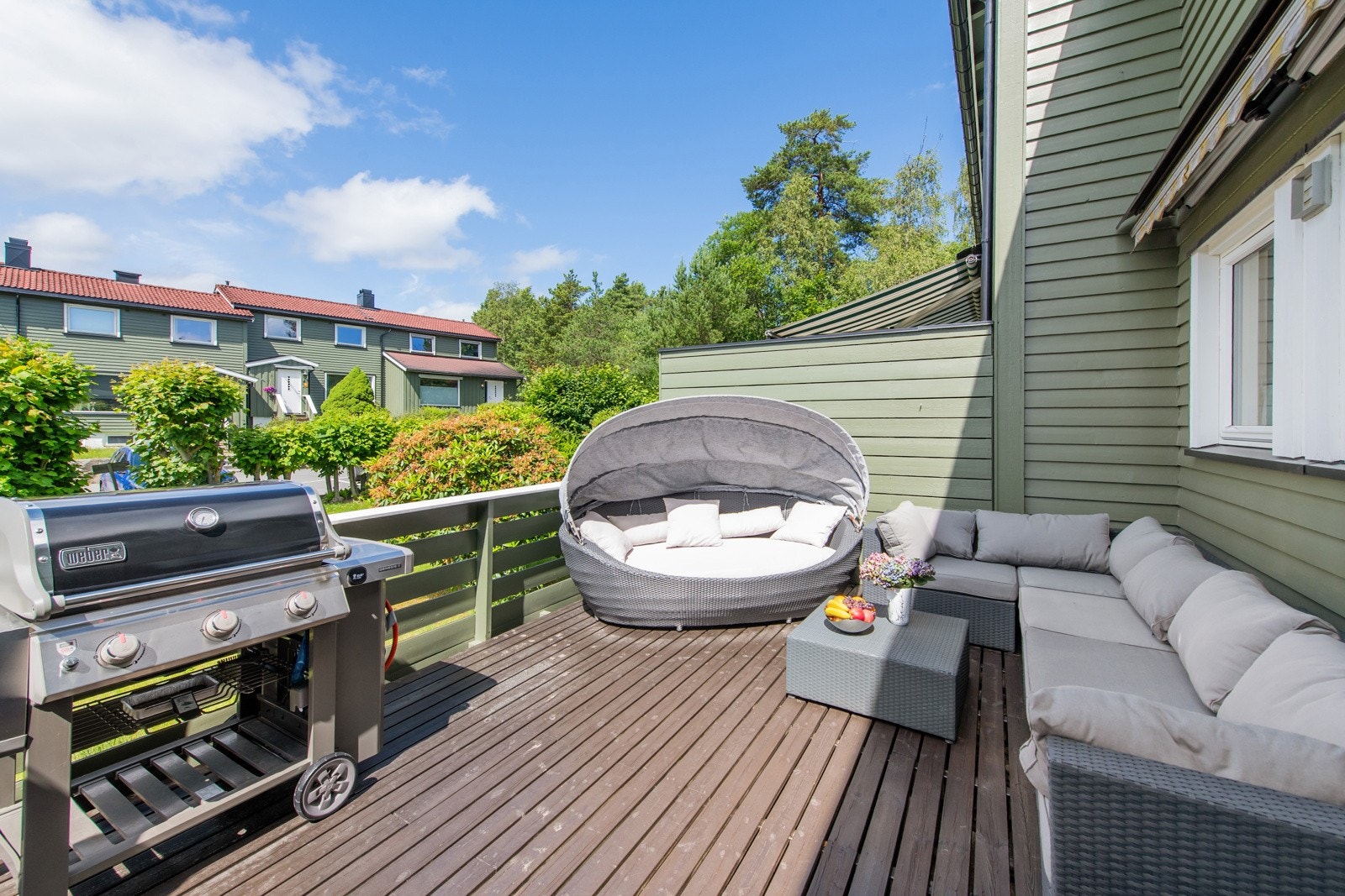 Terrassen er på 24 m². Trapp ned til hagen som boligen disponerer Galleribilde
