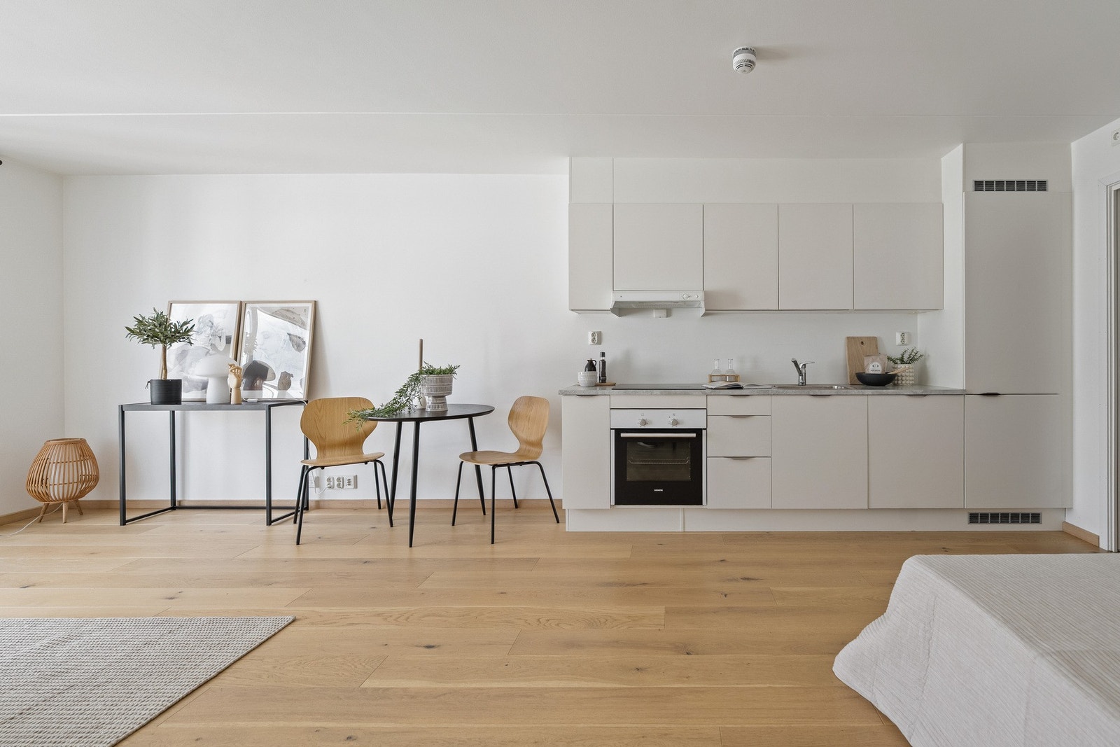 Kjøkkeninnredning med glatte fronter og benkeplate av laminat. Galleribilde