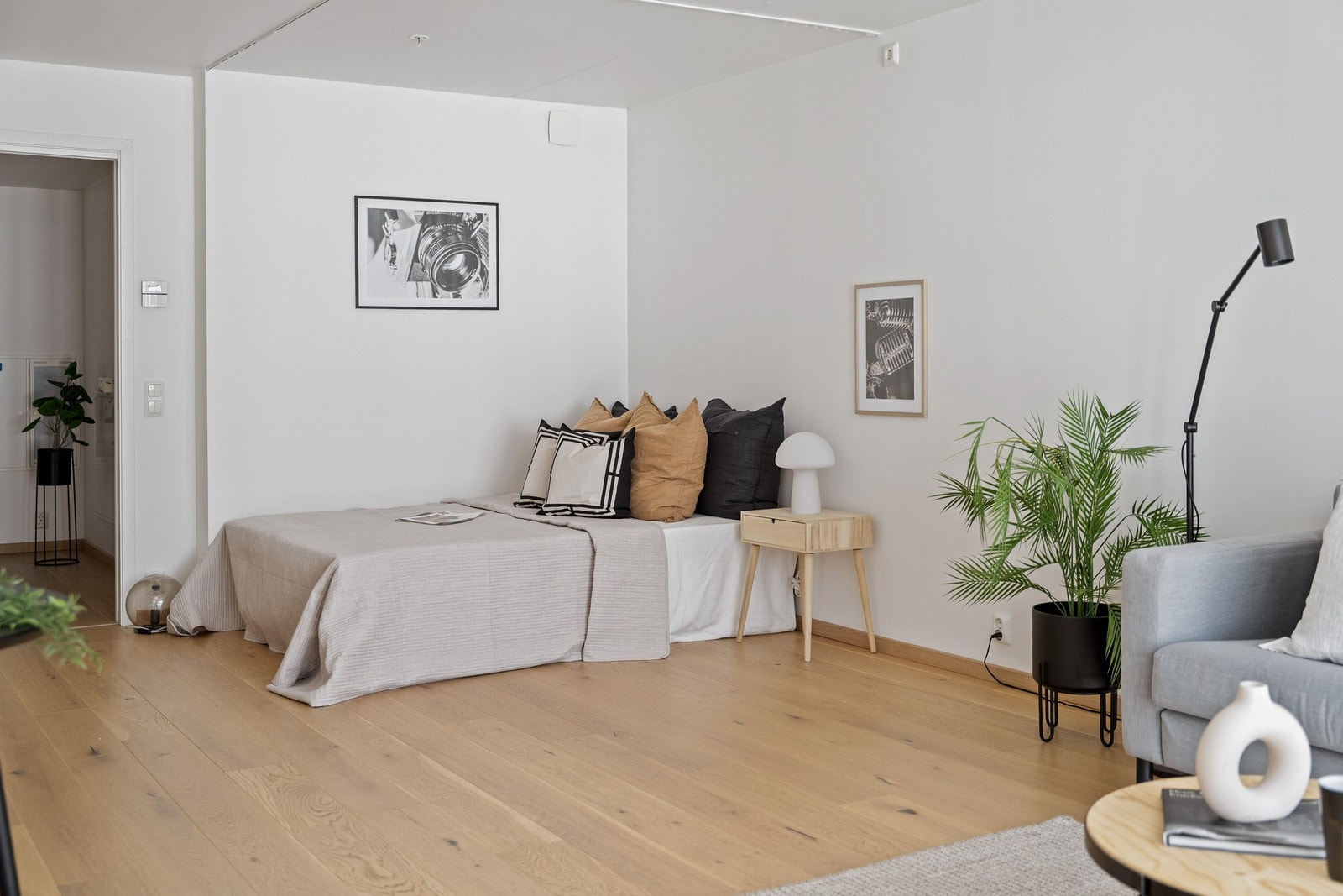 Lys og koselig soveplass i ettromsleiligheten. Galleribilde